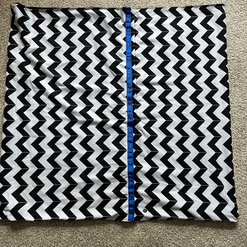 Lulu vinyasa scarf. Extra thick.  EUC. Chevron flips to solid black